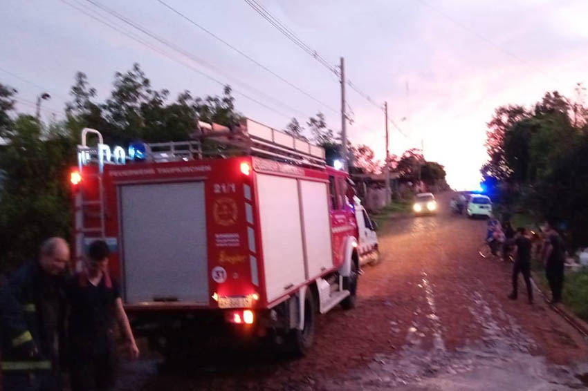 IGUAZÚ: Una vivienda quedó destruida por un incendio en la avenida Almafuerte