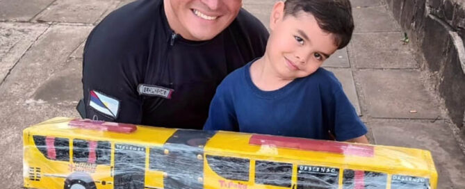 CERRO AZUL: Un policía lleva una década convirtiendo madera en regalos solidarios